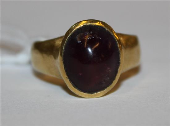 18ct and mauve stone dress ring